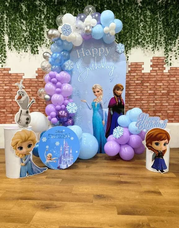 Custom balloon arch decoration in theme colours at a Play Kingdoms birthday party